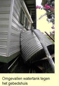 Omgevallen watertank bij gebedshuis